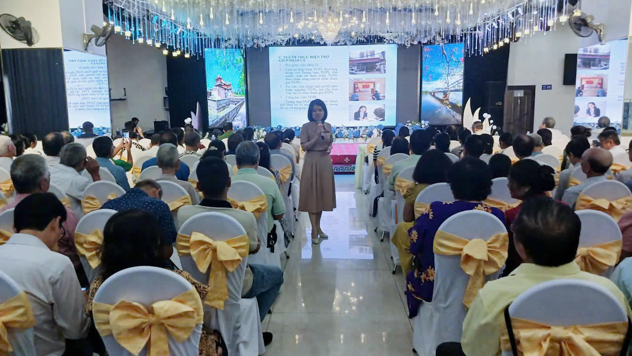 Báo cáo viên Lê Thị Thúy - Giám đốc Trung tâm Thông tin pháp luật và hỗ trợ, trợ giúp pháp lý - Cục Phổ biến, giáo dục pháp luật và Trợ giúp pháp lý