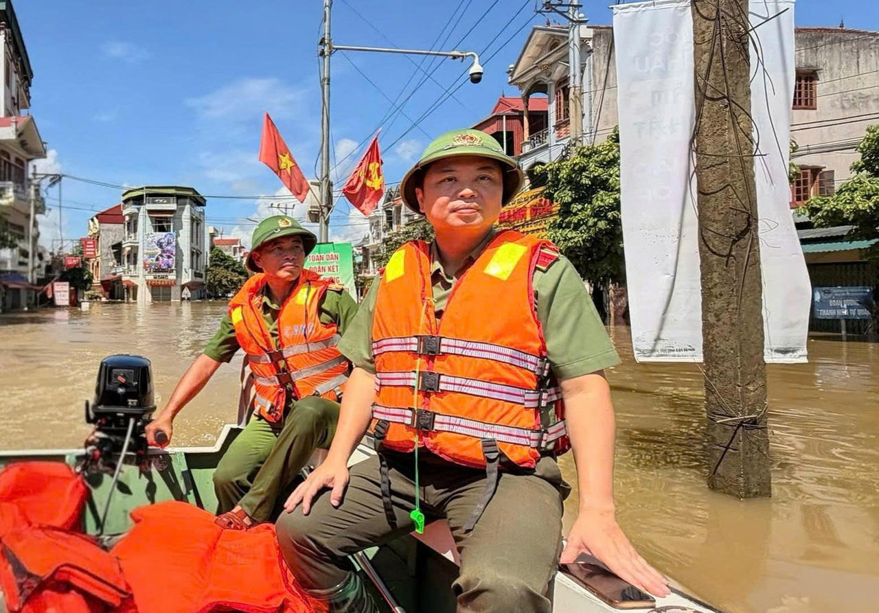 Thiếu tướng Nguyễn Tiến Trung - Giám đốc Công an tỉnh Lạng Sơn kiểm tra, chỉ đạo công tác cứu nạn, cứu hộ tại xã Thất Khê.