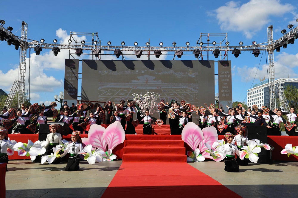 Những cô gái Thái trong trang phục truyền thống với màn múa xòe đặc sắc đã đem đến trải nghiệm thú vị cho người dân và du khách.