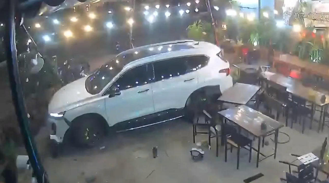 Ảnh camera ghi lại cảnh tượng chiếc ô tô đâm vào quán Xóm Nhậu trên đường Nguyễn Nhạc (xã Bình Dương, Gia Lai)