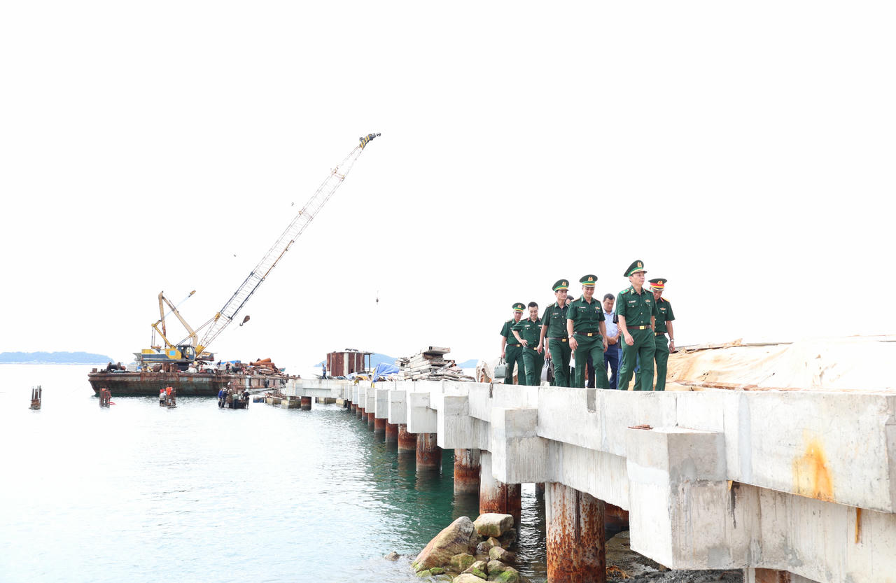 Đoàn công tác nắm tình hình trên đảo.&nbsp;Ảnh: Tuấn Kiệt.