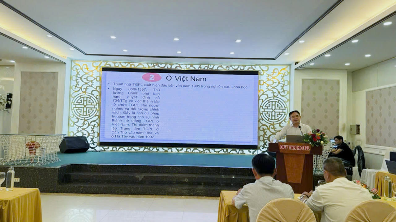 Báo cáo viên Trương Phan Thụy Dũng - Giám đốc Trung tâm trợ giúp pháp lý nhà nước thành phố Huế