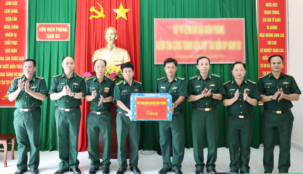 Thiếu tướng Hoàng Hữu Chiến và đoàn công tác tặng quà cán bộ, chiến sĩ Đồn Biên phòng Nam Du.&nbsp;Ảnh: Tuấn Kiệt.