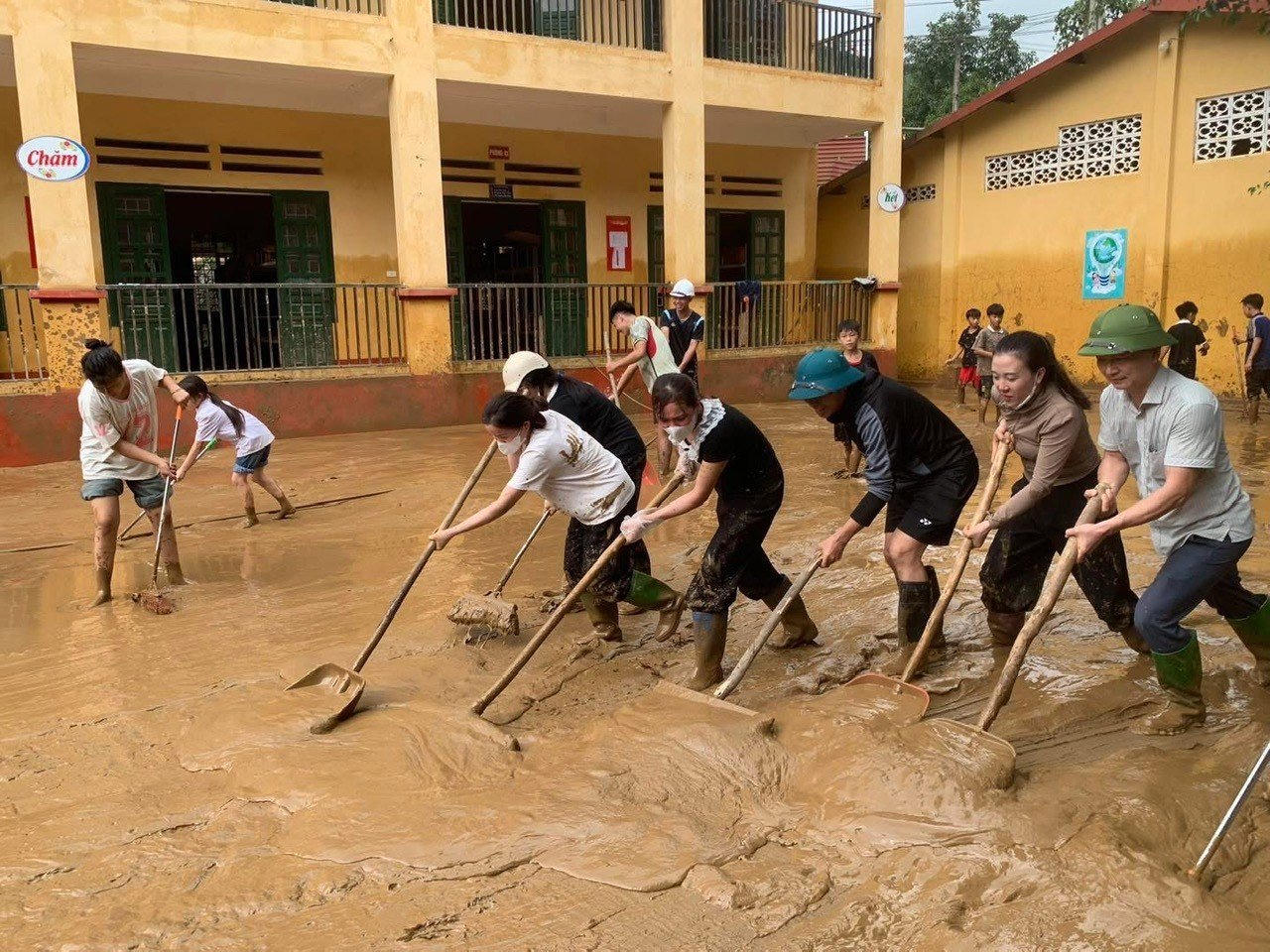 UBND tỉnh Bắc Ninh yêu cầu các đơn vị chức năng tập trung thực hiện thu gom, vận chuyển và xử lý triệt để rác thải, bùn đất phát sinh sau mưa lũ.