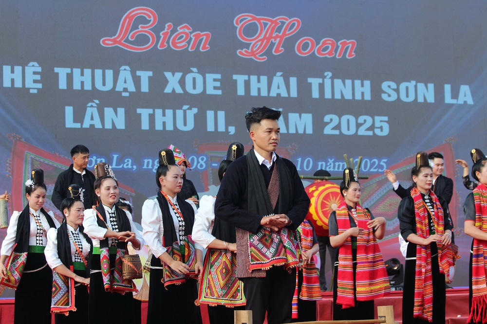 Múa xòe là nét văn hóa đặc sắc không thể thiếu của đồng bào dân tộc Thái.