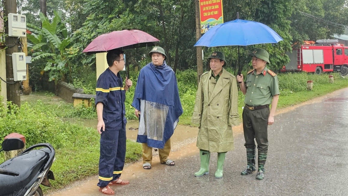 Đại tá Lê Đăng Khoa - Phó Giám đốc Công an tỉnh trực tiếp đến kiểm tra, chỉ đạo tại xã Vân Nham.