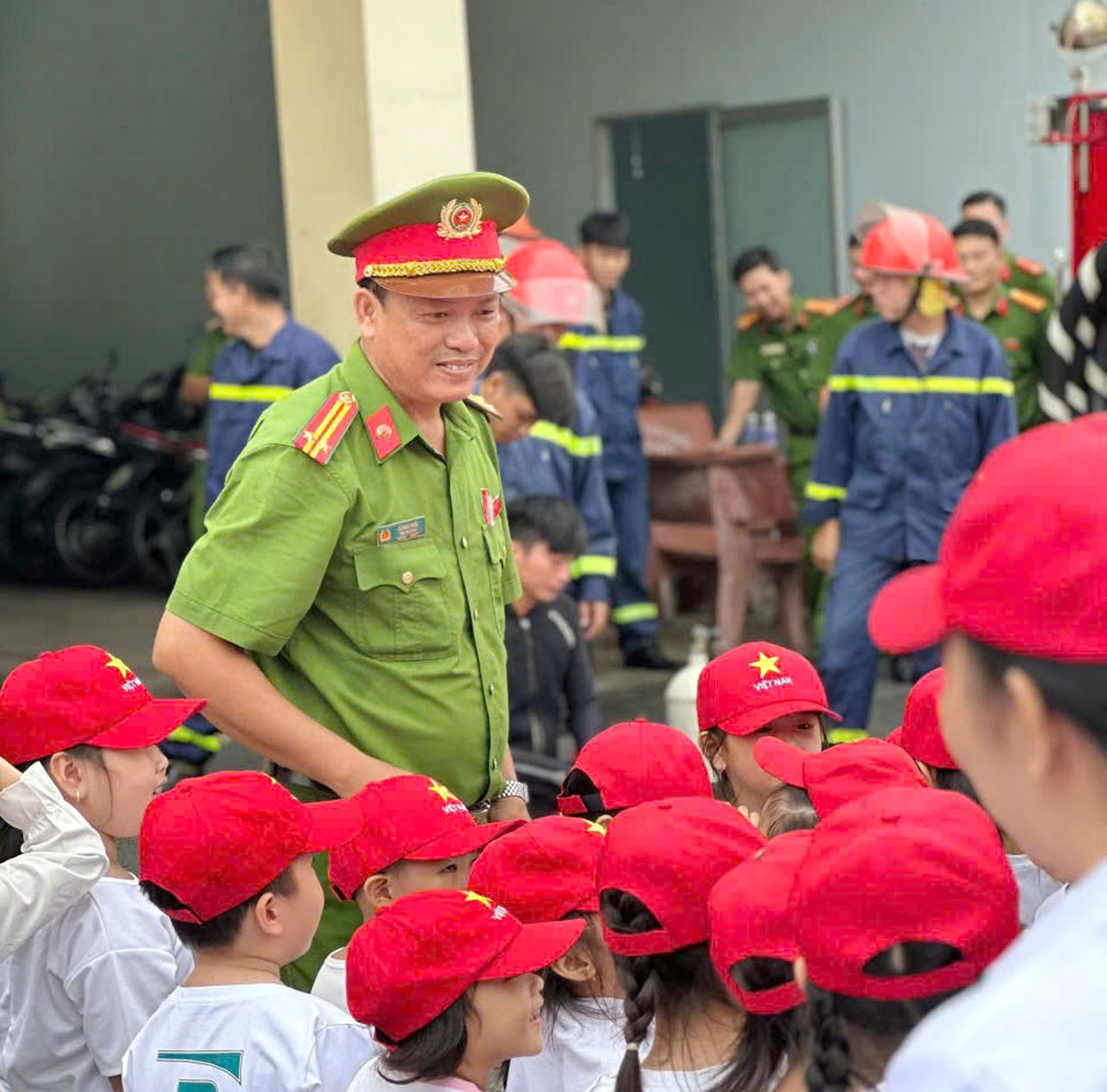 Trung tá Lê Hoài Hiểu - Đội trưởng Đội Cảnh sát PCCC và CNCH khu vực Phước Long – Hồng Dân (Công an tỉnh Cà Mau), cùng cán bộ hướng dẫn cán bộ, giáo viên và trẻ Trường Mầm non Sơn Ca (xã Phước Long) thực hành kỹ năng phòng cháy chữa cháy và cứu nạn cứu hộ.
.