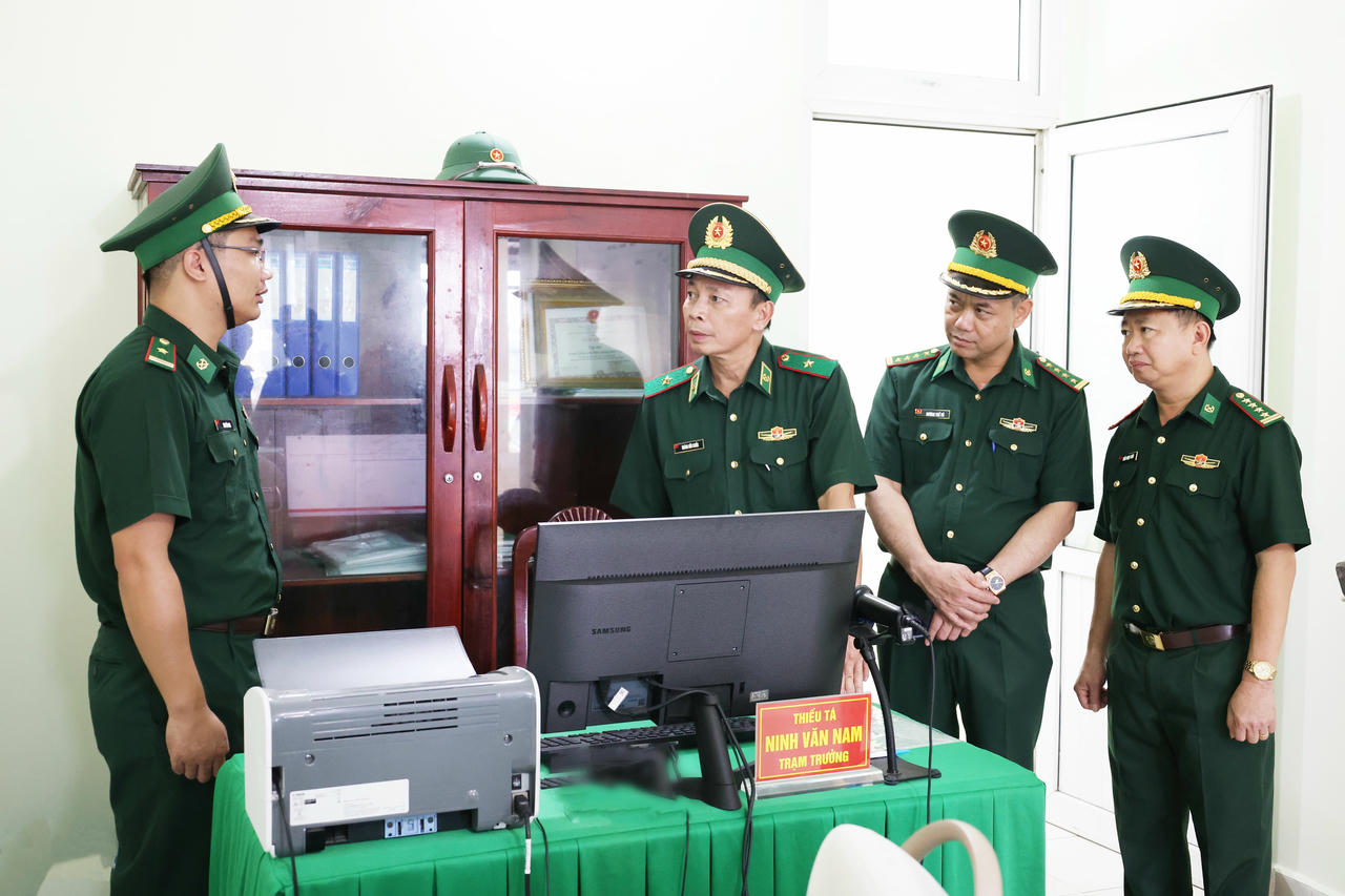 Thiếu tướng Hoàng Hữu Chiến và đoàn công tác kiểm tra tại Trạm kiểm soát Biên phòng Bãi Chệt.&nbsp;Ảnh: Tuấn Kiệt.