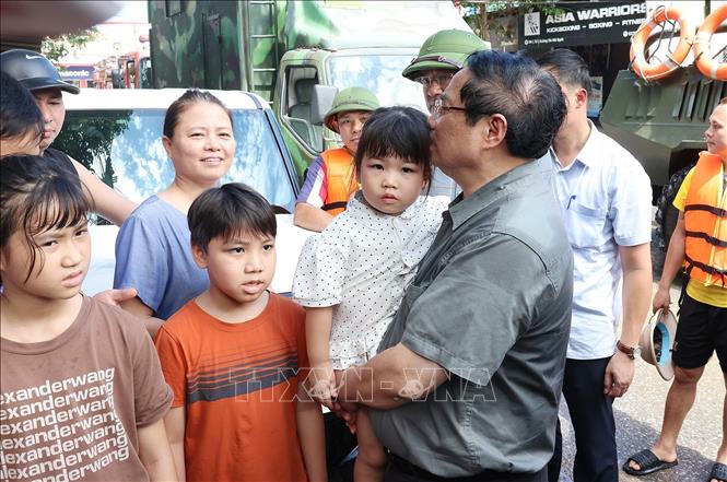 Thủ tướng Phạm Minh Chính thăm hỏi, động viên nhân dân bị ảnh hưởng lũ lụt tại phường Phan Đình Phùng. Ảnh: Dương Giang/TTXVN