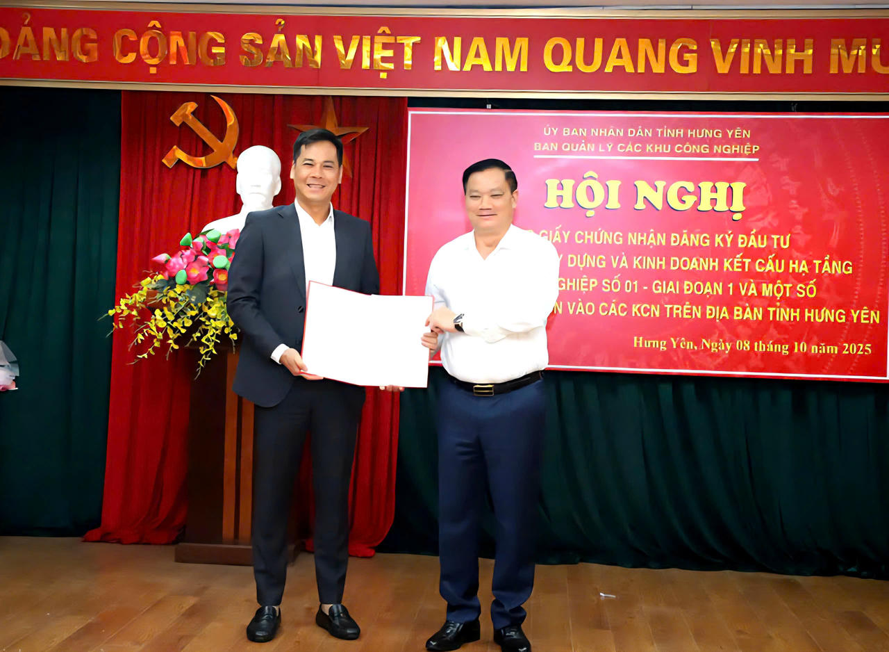 Chủ tịch UBND tỉnh Nguyễn Khắc Thận trao Giấy chứng nhận đăng ký đầu tư Dự án xây dựng và kinh doanh kết cấu hạ tầng Khu công nghiệp số 01 - giai đoạn 1.