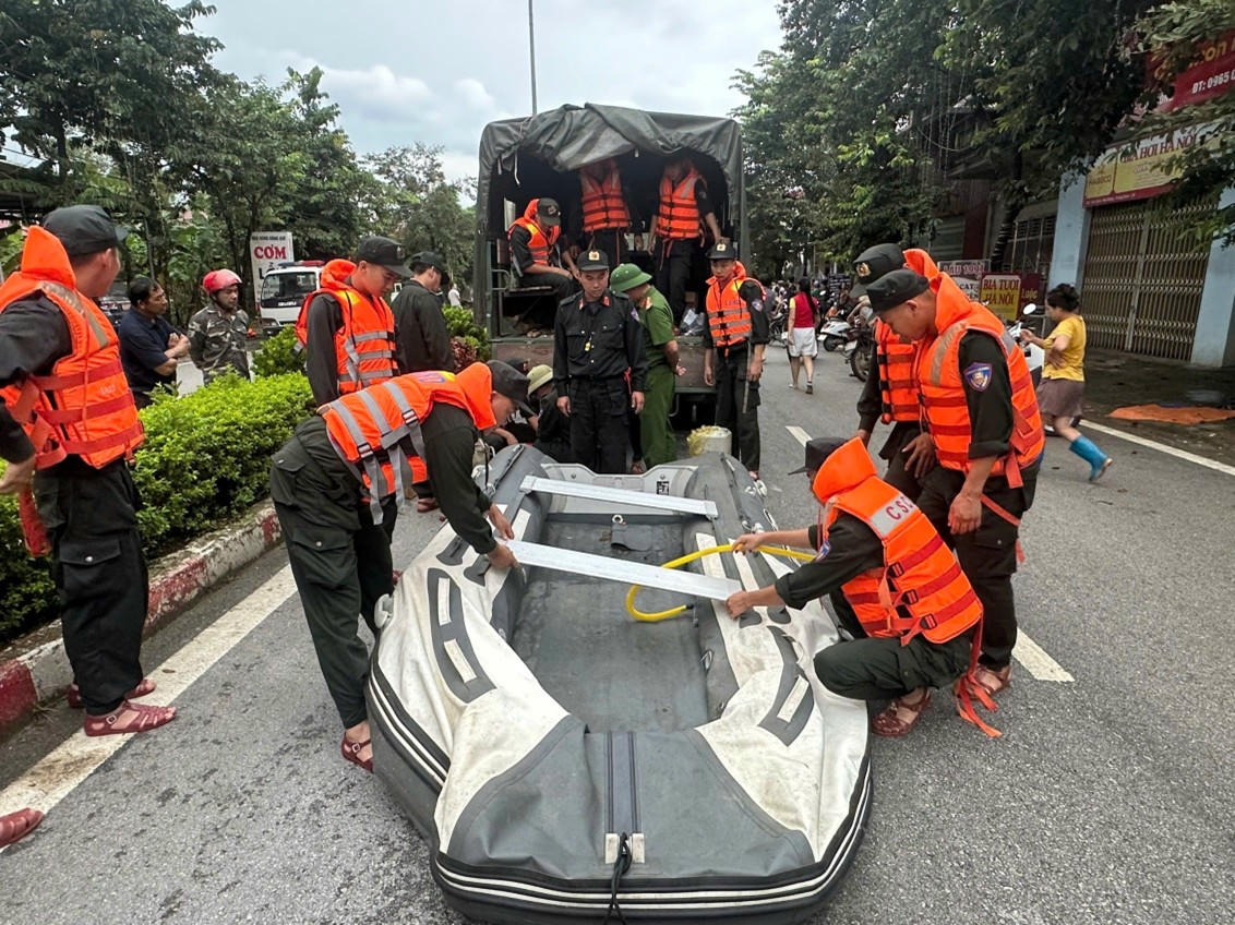 Phòng Cảnh sát cơ động Công an tỉnh triển khai phương tiện tham gia cứu nạn cứu hộ.