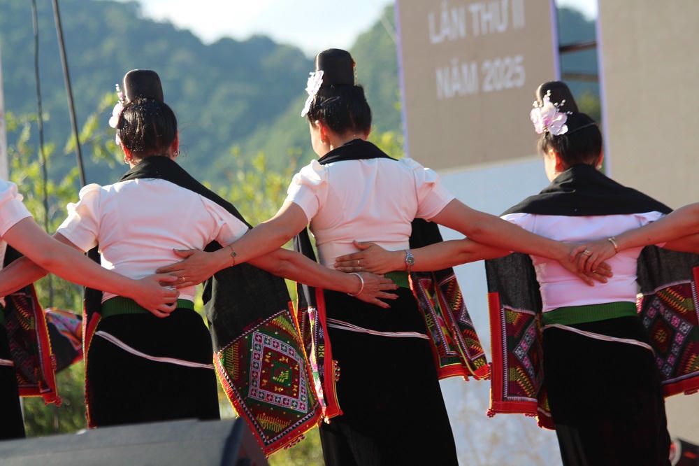 Điệu múa xòe thể hiện tinh thần đoàn kết của dân tộc Thái Tây Bắc nói chung và Sơn La nói riêng.