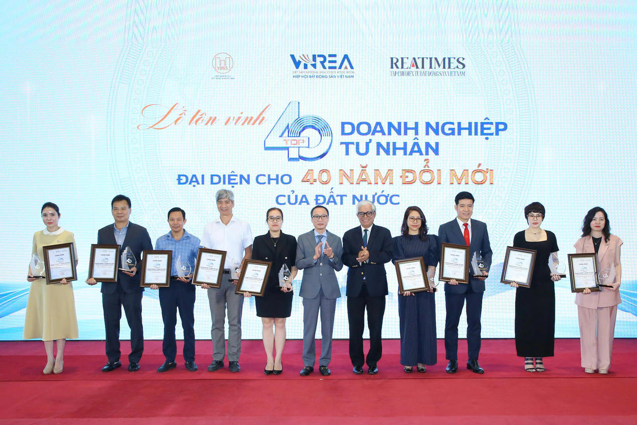 Nhà báo Phạm Nguyễn Toan và Đại sứ Phạm Quang Vinh trao tặng danh hiệu Top 40 Doanh nghiệp tư nhân tiêu biểu năm 2025 cho nhóm các doanh nghiệp.