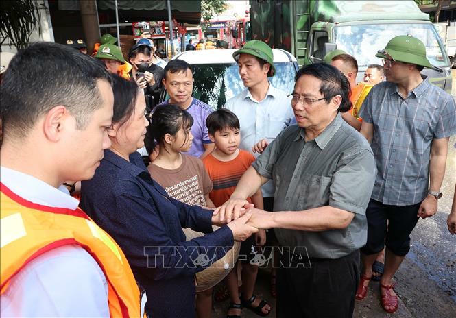 Thủ tướng Phạm Minh Chính thăm hỏi, động viên nhân dân bị ảnh hưởng lũ lụt tại phường Phan Đình Phùng. Ảnh: Dương Giang/TTXVN