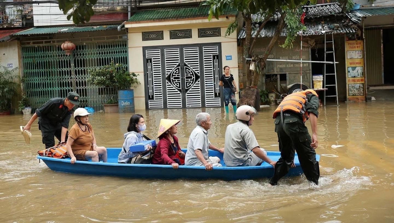 Lực lượng chức năng hỗ trợ người dân phường Hà Giang 1 và Hà Giang 2 ra khỏi khu vực ngập úng. Ảnh:&nbsp;