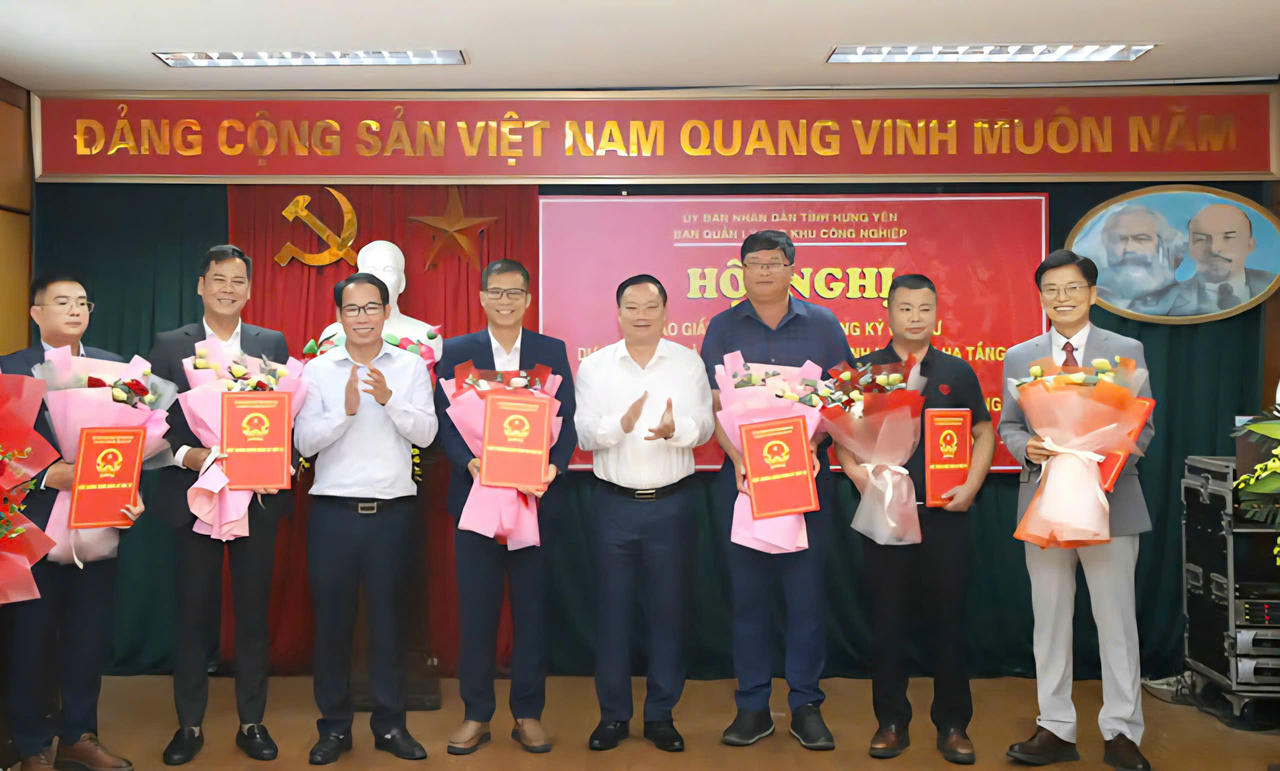 Ông Nguyễn Khắc Thận, Chủ tịch UBND tỉnh trao Giấy chứng nhận đăng ký đầu tư cho dự án đầu tư thứ cấp vào các KCN của tỉnh.