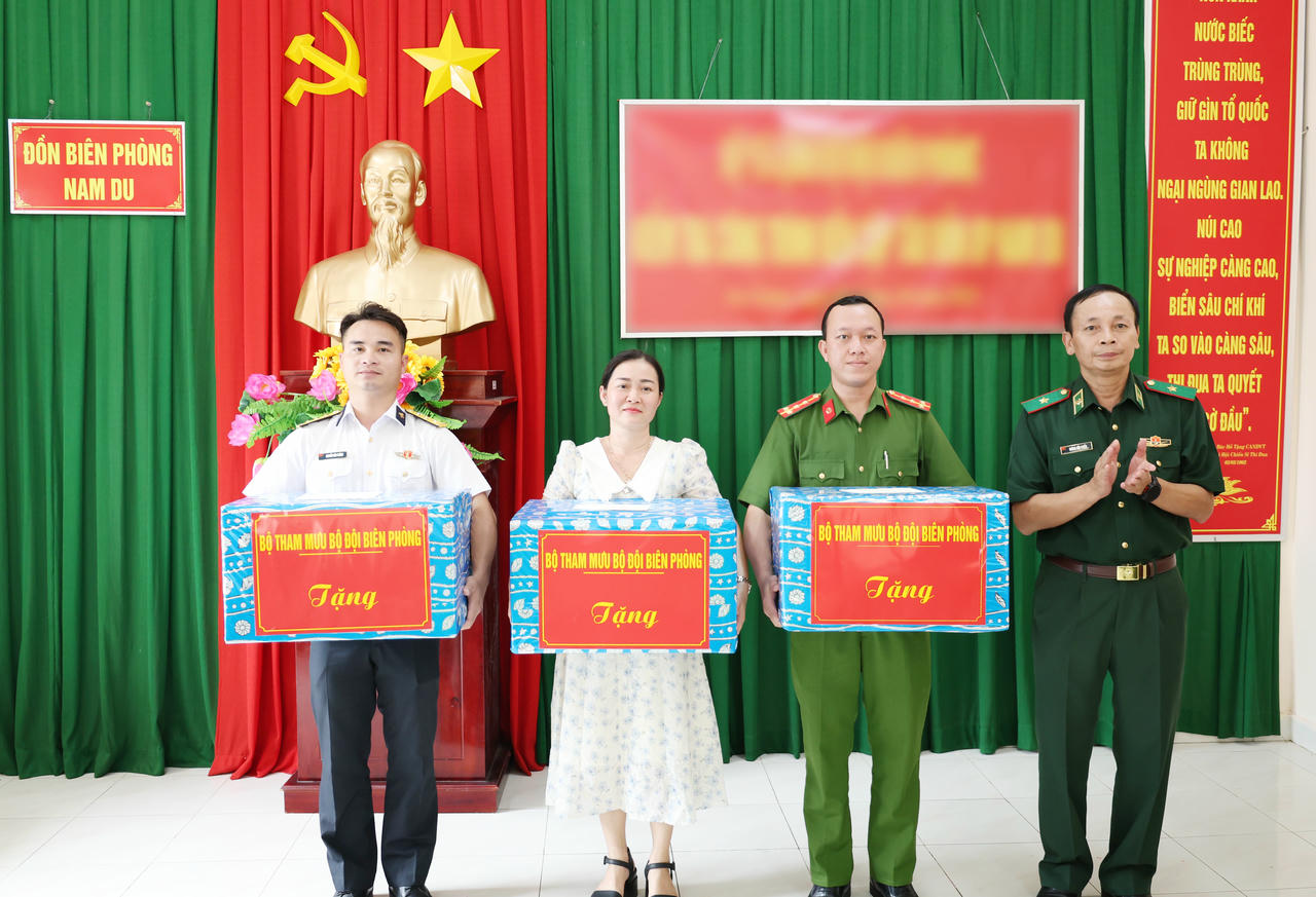 Thiếu tướng Hoàng Hữu Chiến, tặng quà các đơn vị trên đảo Nam Du.&nbsp;Ảnh: Tuấn Kiệt.