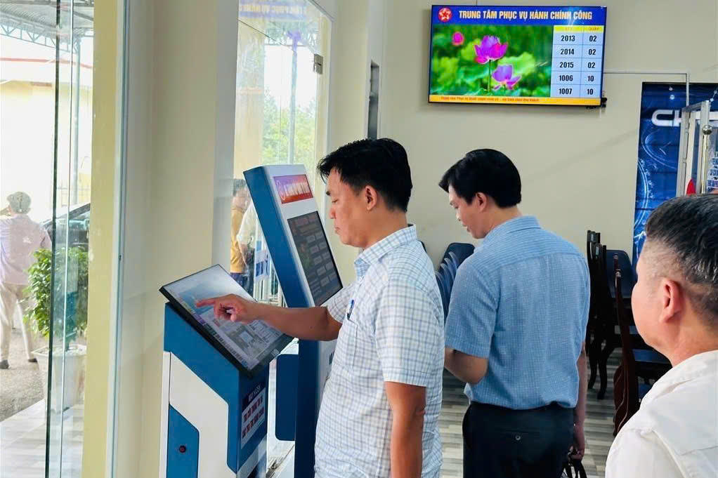 Người dân làm thủ tục hành chính tại Trung tâm phục vụ hành chính công xã Lộc Quang