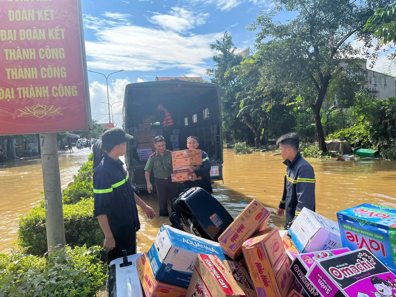 Công an tỉnh Lạng Sơn cung cấp nhu yếu phẩm giúp đỡ nhân dân bị ảnh hưởng bởi mưa lũ.