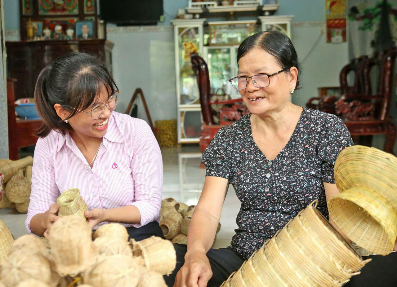 Cán bộ tín dụng chính sách luôn bám sát cơ sở , tận tâm phục vụ giúp dân vay vốn , sử dụng vốn phát triển kinh tế , cải thiện cuộc sống.