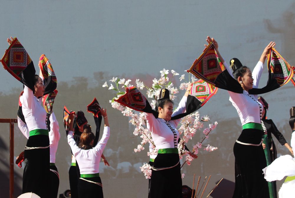 Những động tác xòe uyển chuyển đẹp mắt.