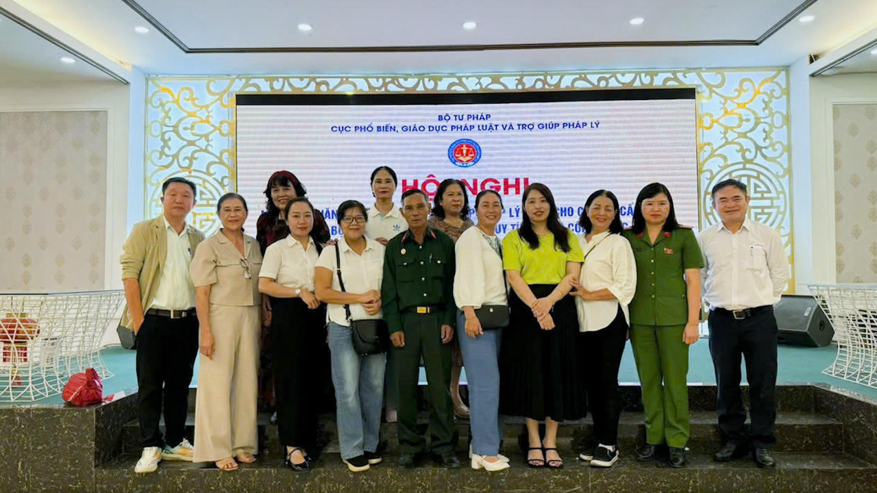 Các đại biểu chụp ảnh lưu niệm tại Hội nghị