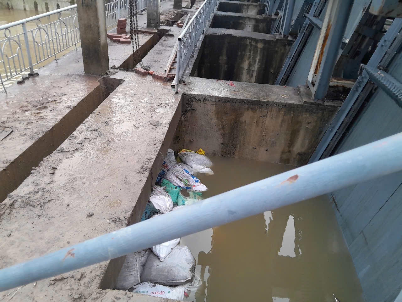 Trạm bơm Phù Khê 1 bị rò cánh cống tiêu tự chảy vào trạm bơm, tuy nhiên lực lượng chức năng đã hoành triệt kịp thời, mực nước hiện đã giảm khoảng 1m.. 