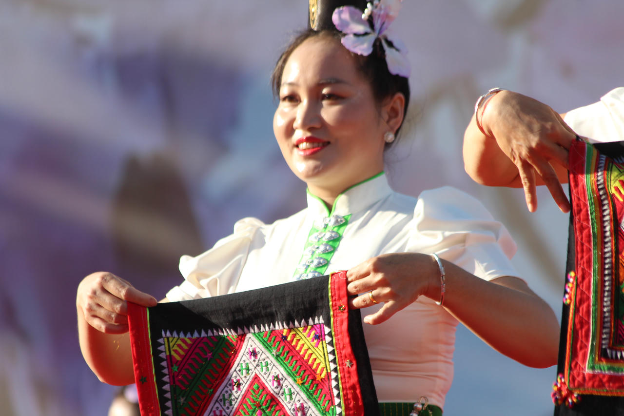 Người phụ Thái trong điệu múa xòe.