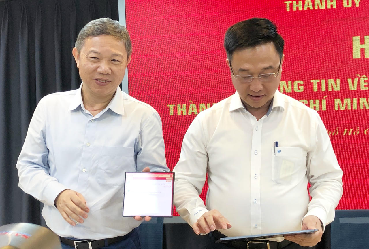 Phó Bí thư Thành ủy TP HCM Đặng Minh Thông (bên phải) và Trưởng Ban Tuyên giáo và Dân vận TP HCM Dương Anh Đức chia sẻ về việc sử dụng ứng dụng trong Đại hội sắp tới.
