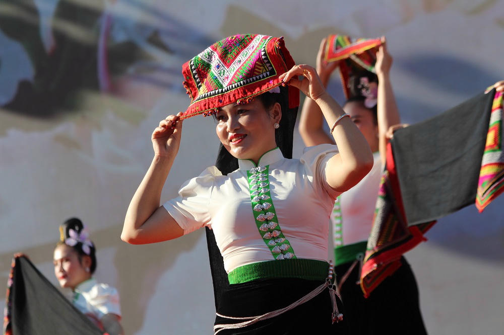 Các cô gái Thái trong trang phục truyền thống, đeo khăn piêu múa xòe.