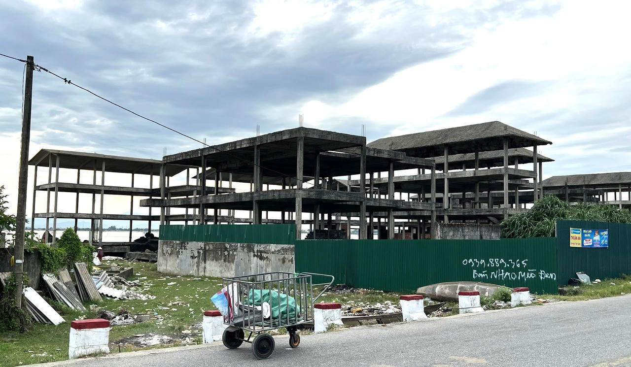 Sau khi được cấp giấy chứng nhận đầu tư, chủ đầu tư cho xây dựng các khung nhà rồi bỏ hoang cho tới nay đã hơn 17 năm.&nbsp;