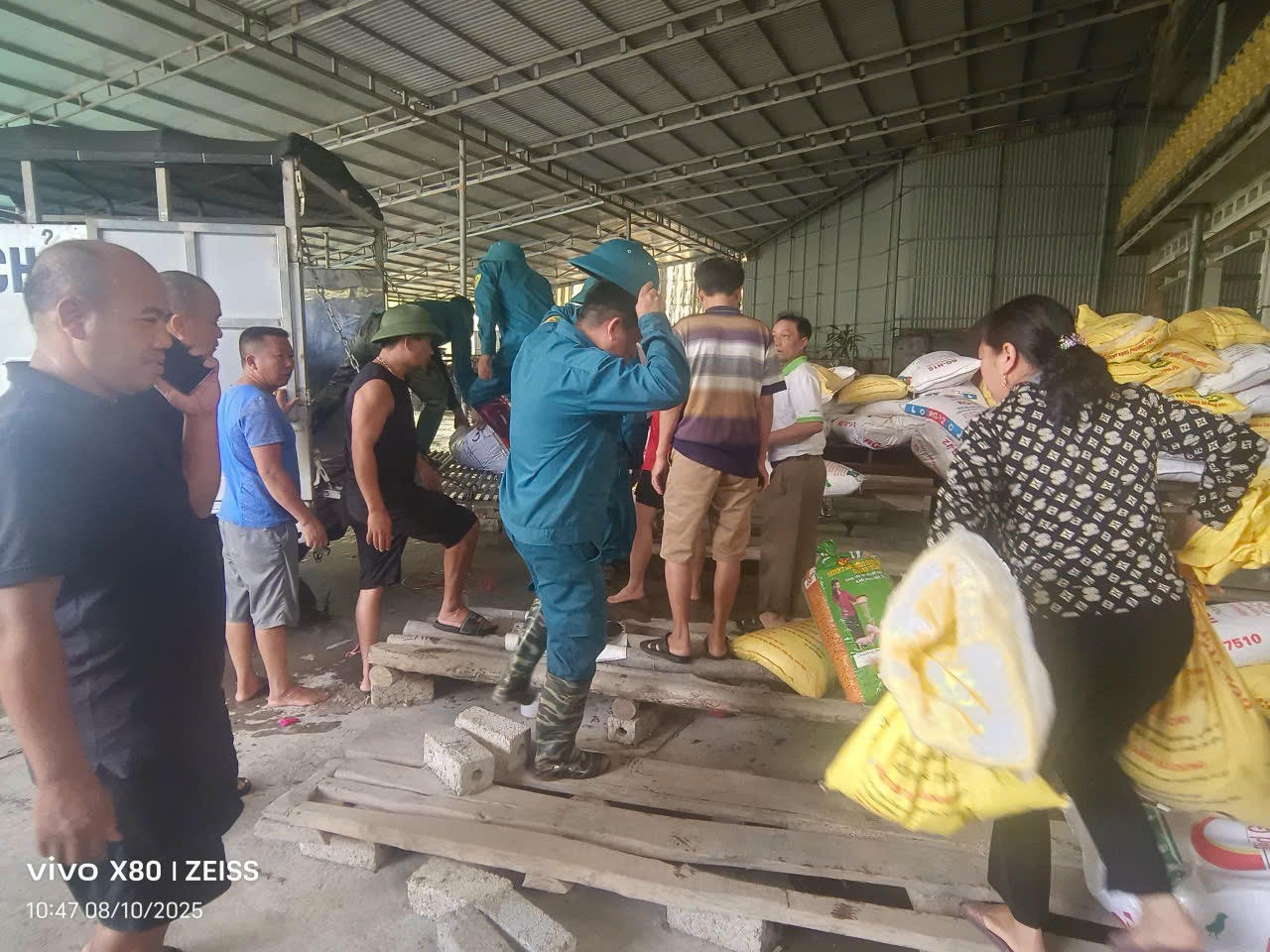 Lực lượng dân quân giúp người dân vận chuyển vật chất, tài sản tại thôn Vân Xuyên, xã Hoàng Vân.. 