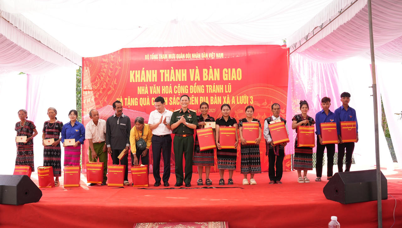 Thượng tướng Phạm Trường Sơn và lãnh đạo TP Huế tặng quà cho bà con nhân dân có hoàn cảnh khó khăn tại xã A Luới 3.