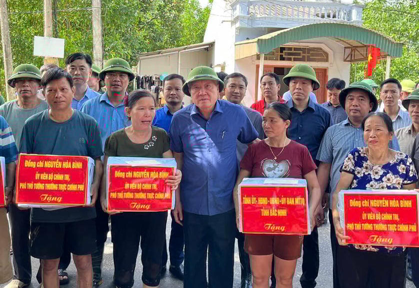 Phó Thủ tướng Thường trực Nguyễn Hòa Bình cùng đoàn công tác đã thăm hỏi, tặng quà người dân vùng lũ xã Yên Thế.