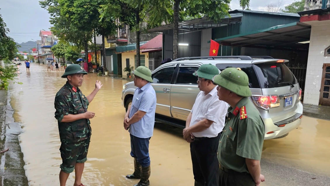 Đại tá Triệu Tuấn Hải - Phó Giám đốc Công an tỉnh Lạng Sơn cùng Đoàn Lãnh đạo tỉnh Lạng Sơn trực tiếp đến kiểm tra, chỉ đạo tại xã Hữu Lũng.