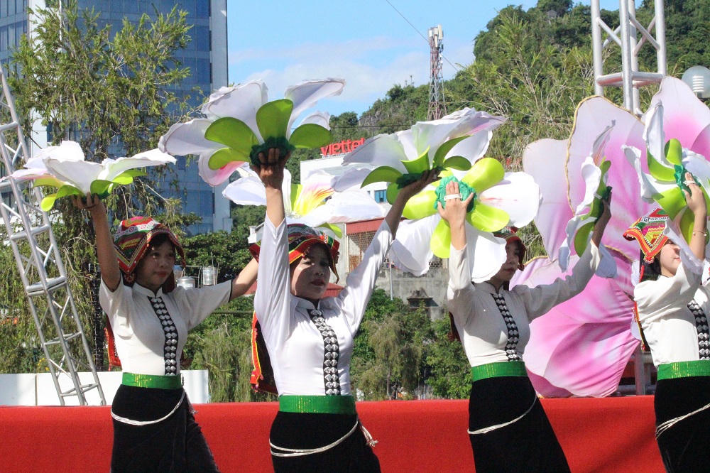 Múa xòe của đồng bào dân tộc Thái luôn mang đến trải nghiệm thú vị cho người xem.