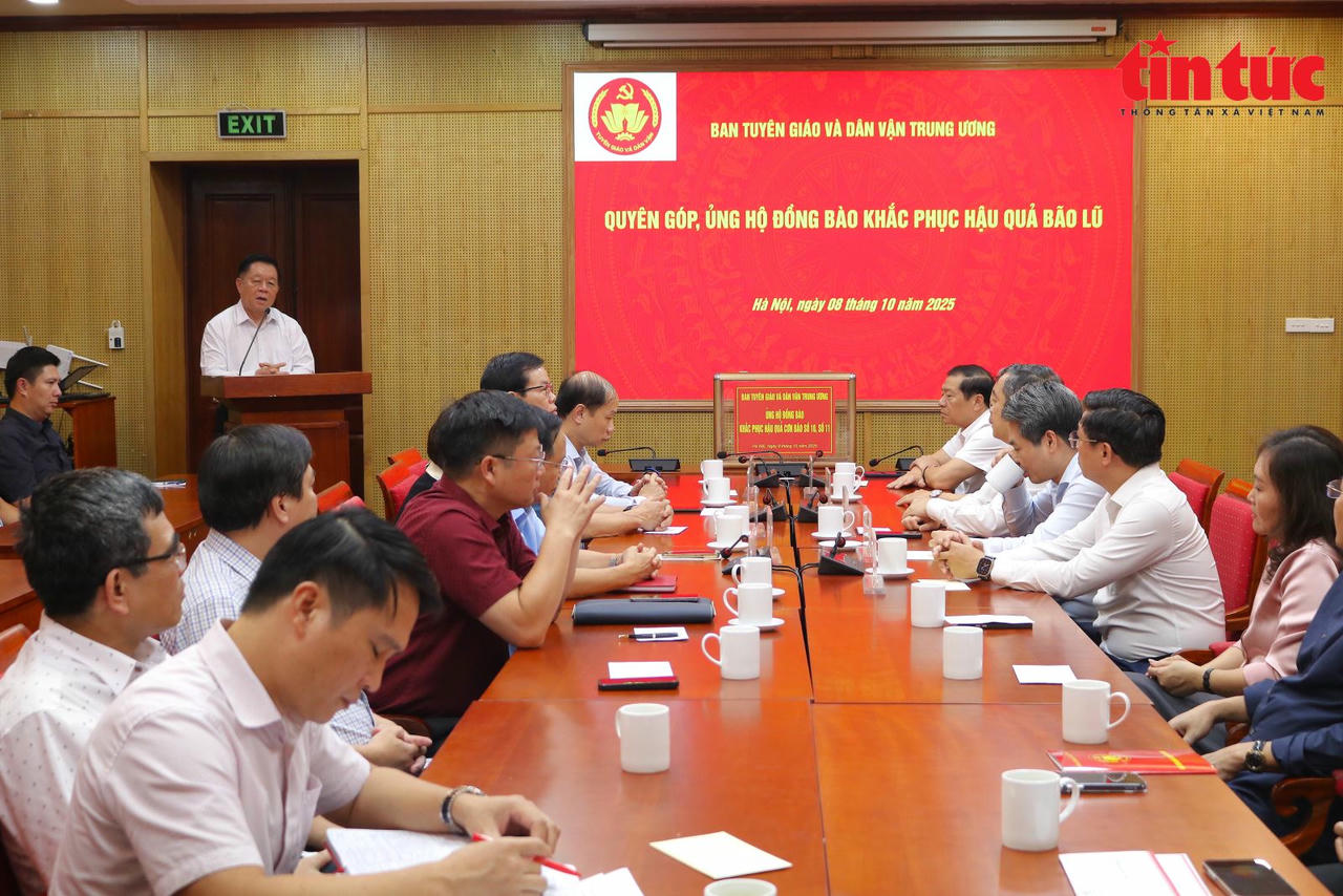 Ban Tuyên giáo và Dân vận Trung ương quyên góp hỗ trợ đồng bào khắc phục hậu quả bão lũ