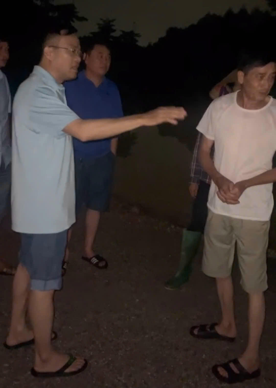 Bí Thư Phạm Công Toản trực tiếp chỉ đạo xuyên đêm tại khu vực có mực nước dâng cao, hộ dân ảnh hưởng do bão.