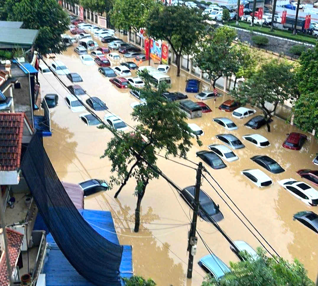 &nbsp;Khu vực Tỉnh ủy Thái Nguyên bị ngập sâu khiến nhiều phương tiện chìm trong nước&nbsp;