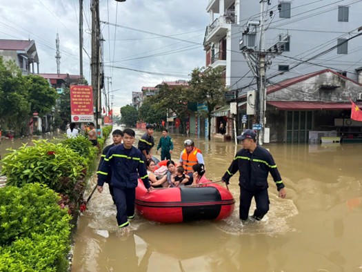 Hàng trăm cán bộ, chiến sĩ Công an tỉnh Lạng Sơn khắc phục hậu quả bão số 11