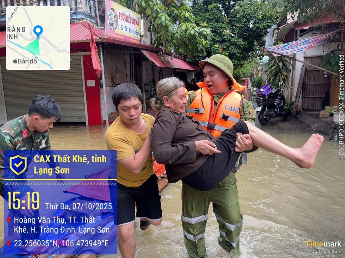 Công an xã Thất Khê hỗ trợ người dân di chuyển đến khu vực an toàn sau sự cố vỡ đập thủy điện Bắc Khê 1.