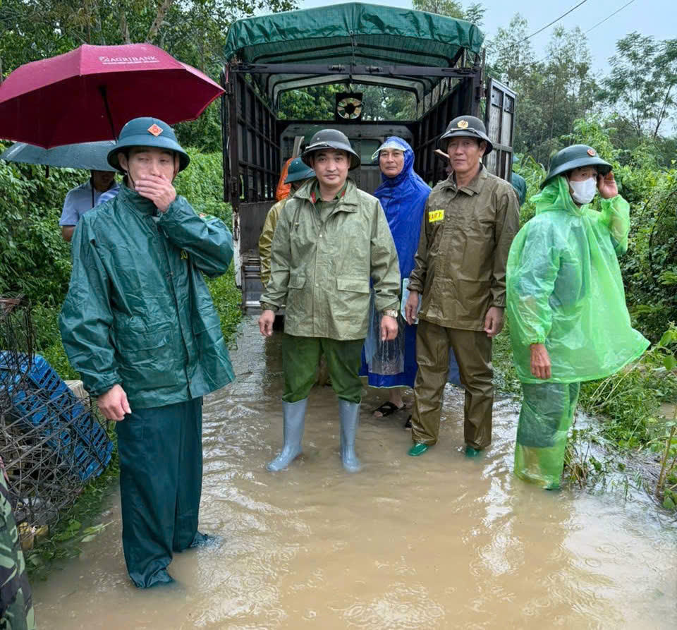 Lực lượng chức năng hỗ trợ người dân.
