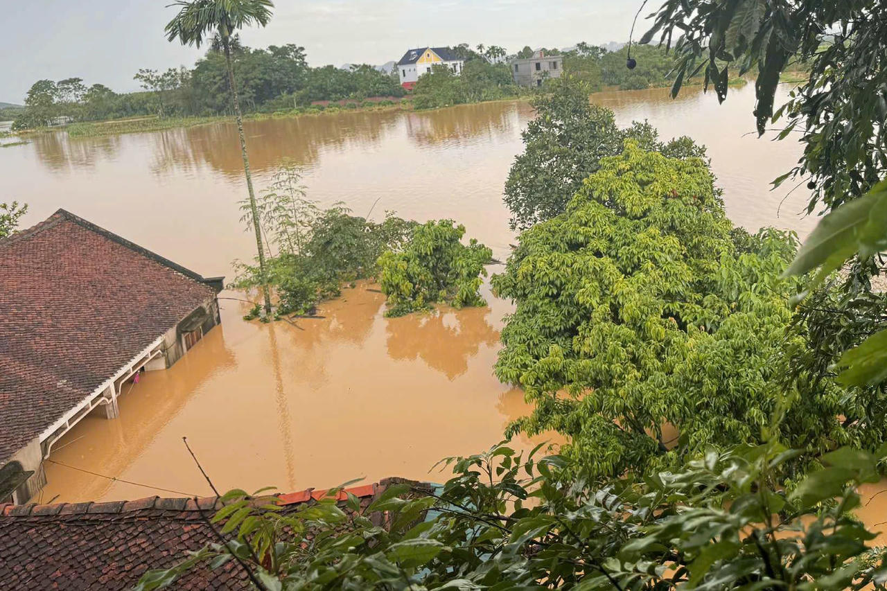 Nước tràn đê bối ở Bắc Ninh, hàng trăm hộ dân phải di dời khẩn cấp trong đêm