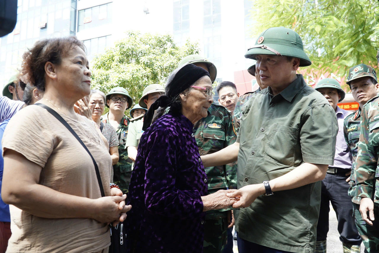 Phó Thủ tướng tặng quà gia đình Mẹ Việt Nam Anh hùng Lâm Thị Mèn, tổ dân phố Hợp Giang của phường Thục Phán bị ngập do mưa lũ. (Ảnh: Tiến Dũng)