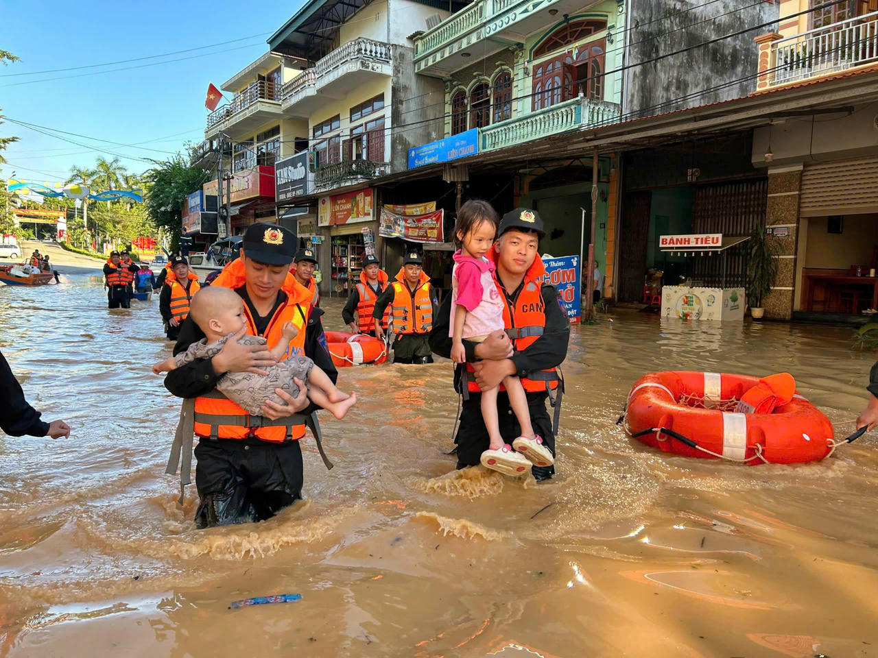Công an tỉnh Lạng Sơn "căng mình" giúp dân khắc phục bão số 11
