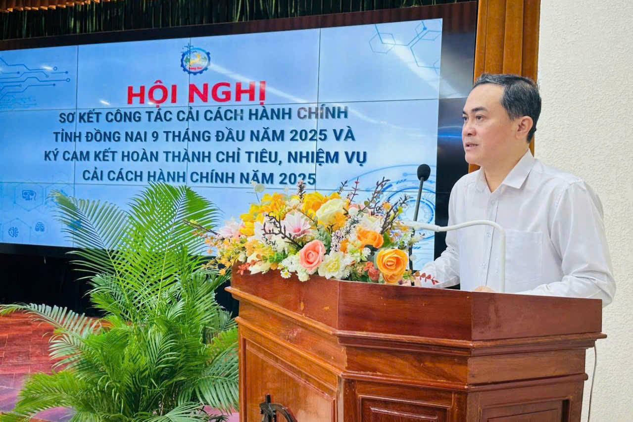 Phó Chủ tịch UBND tỉnh Lê Trường Sơn yêu cầu Sở Nội vụ tăng cường kiểm tra, xử lý nghiêm các trường hợp vi phạm trong tiếp nhận, giải quyết thủ tục hành chính