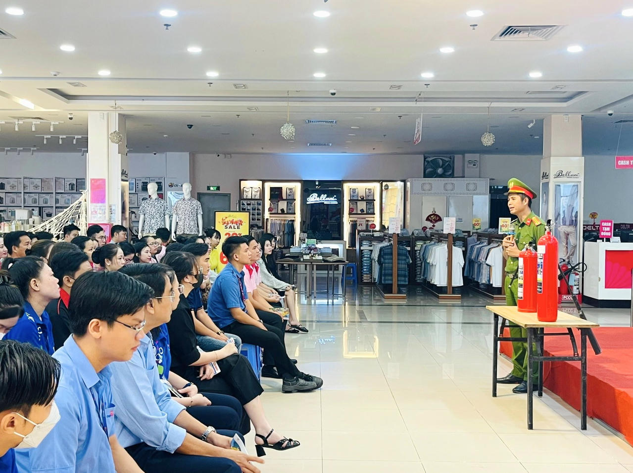 Cảnh sát PCCC và CNCH Công an tỉnh Cà Mau tổ chức tuyên truyền, tập huấn nghiệp vụ phòng cháy chữa cháy và cứu nạn cứu hộ cho cán bộ, nhân viên Trung tâm thương mại Sensity Cà Mau.