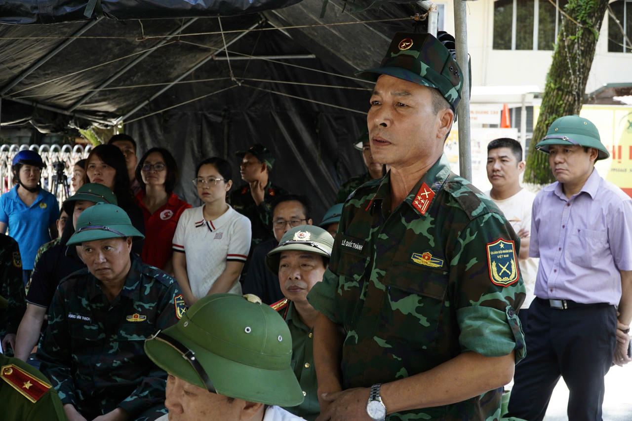 Lãnh đạo BCH Quân sự tỉnh Cao Bằng báo cáo tình hình hỗ trợ, khắc phục mưa lũ cho nhân dân trên địa bàn với Phó Thủ tướng Chính phủ Trần Hồng Hà. (Ảnh: Tiến Dũng)