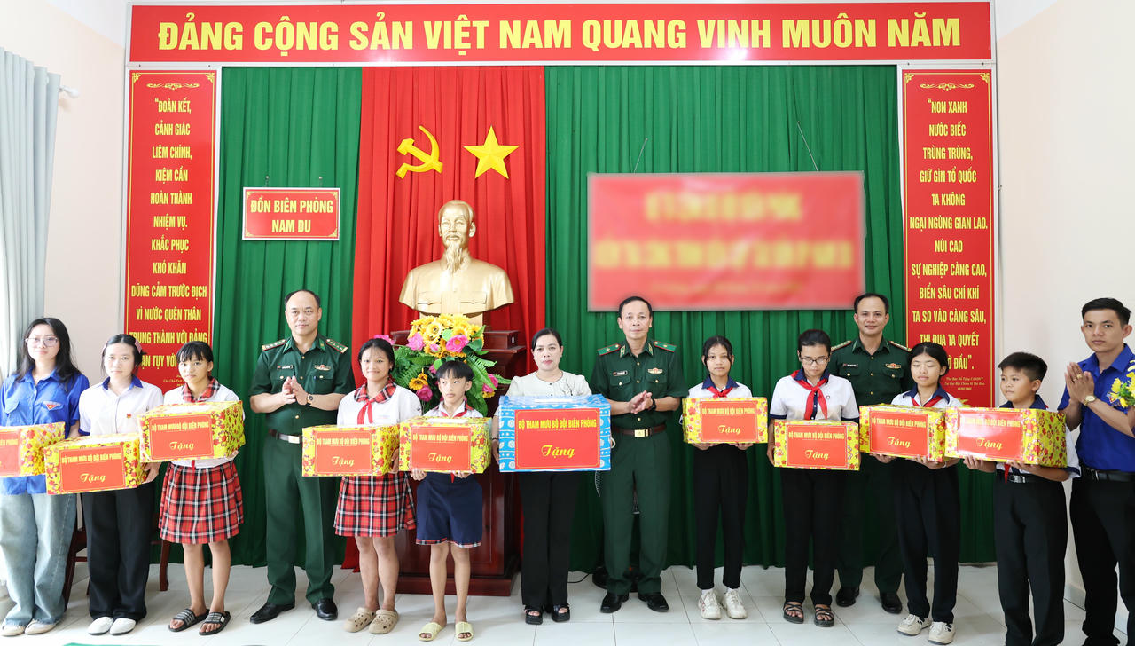 Thiếu tướng Hoàng Hữu Chiến và đoàn công tác tặng quà nhà trường và các cháu học sinh Trường THCS An Sơn.&nbsp;Ảnh: Tuấn Kiệt.