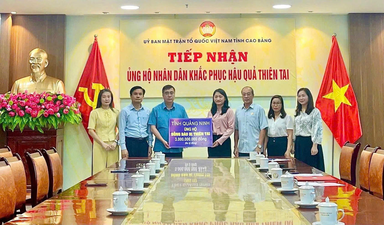 Quảng Ninh trao 15 tỷ đồng giúp Nhân dân miền núi phía Bắc khắc phục hậu quả thiên tai
